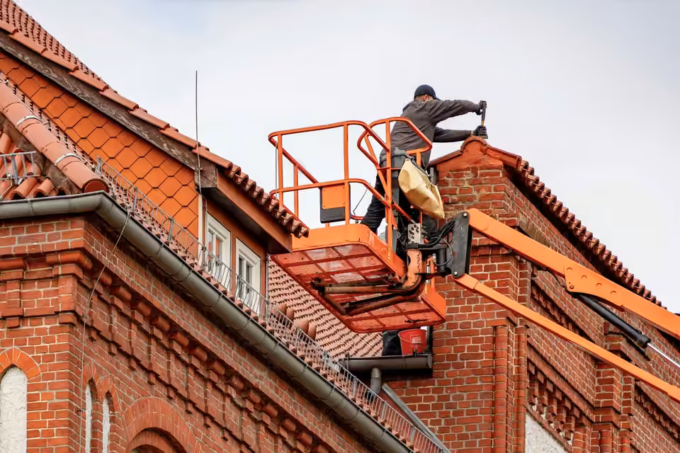 Manutenzione del tetto di un edificio in mattoni